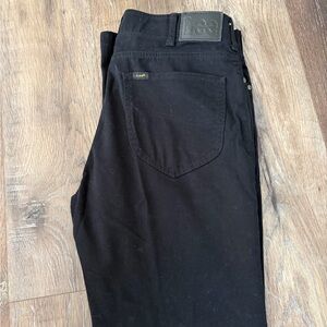 Lee Men's Dark Black straight fit Jeans Extreme motion.